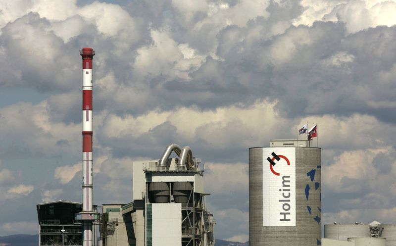 © Reuters. A file photo shows Switzerland's Holcim cement production plant in Siggenthal
