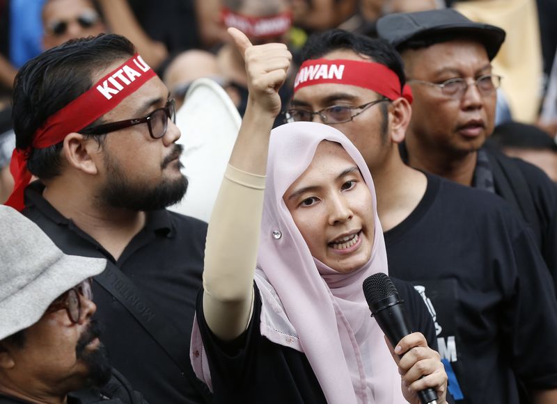 © Reuters. File photo of Nurul Izzah Anwar, daughter of jailed Malaysian opposition leader Anwar Ibrahim, speaking to the crowd during a rally to protest against his imprisonment in Kuala Lumpur