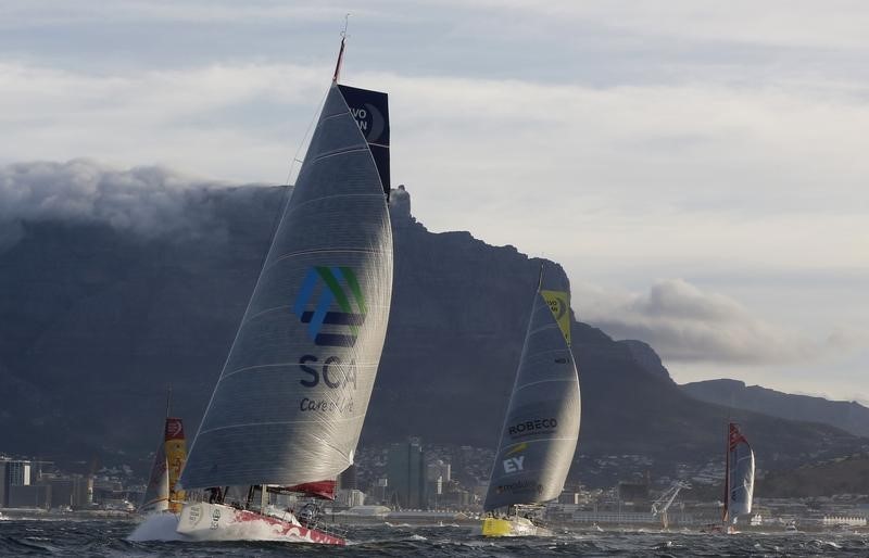 © Reuters. Yachts participating in the 2014-15 Volvo Ocean Race set sail before Cape Town's iconic Table Mountain