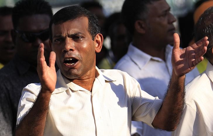 © Reuters. Maldivian presidential candidate Nasheed, who was ousted as president in 2012, gestures at a political march around the island in Mal
