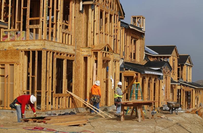 © Reuters. Construction workers build single family homes in San Diego