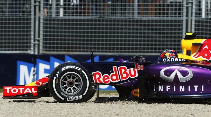 © Reuters. Red Bull tiene derecho a molestarse por la superioridad de Mercedes, dice Ecclestone 