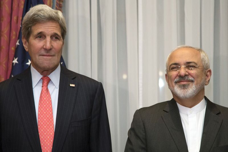 © Reuters. U.S. Secretary of State Kerry and Iran's Foreign Minister Zarif pose for a photograph before resuming talks over Iran's nuclear programme in Lausanne