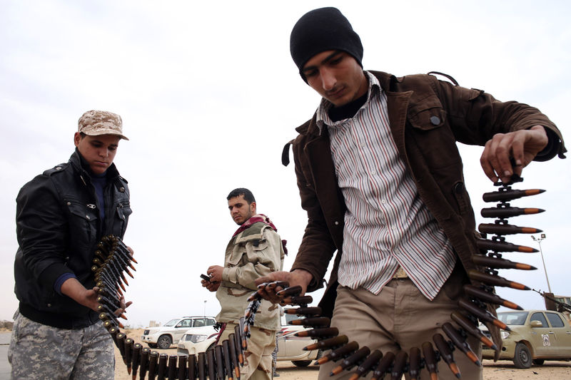 © Reuters. عائلات تفر من سرت الليبية مع تصاعد الاشتباكات مع تنظيم الدولة الاسلامية