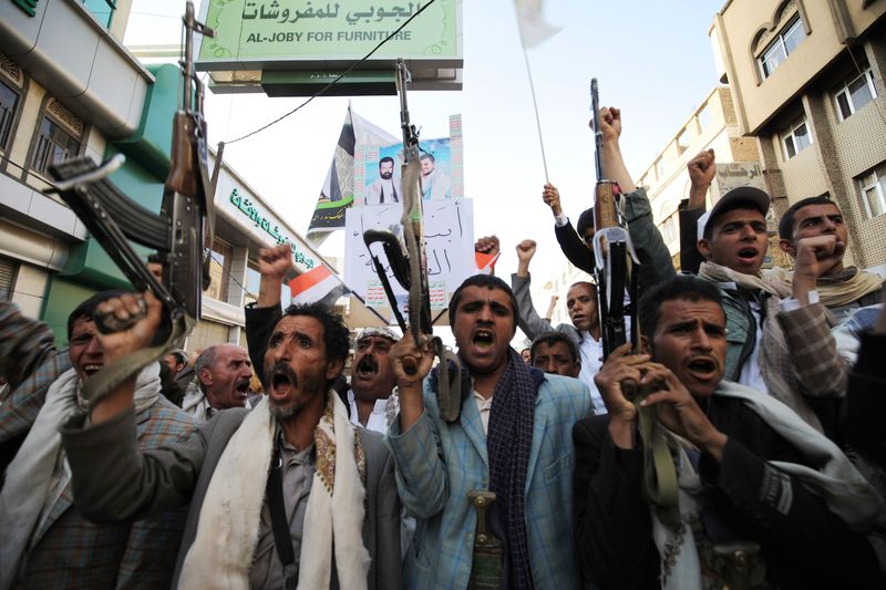 © Reuters. الحوثيون يرفعون الإقامة الجبرية عن رئيس وزراء اليمن وحكومته