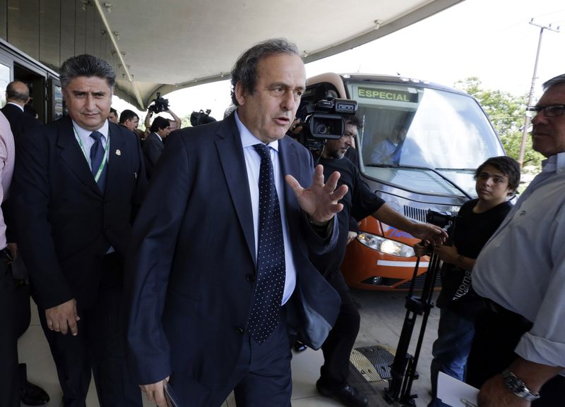 © Reuters. Platini, contento por el fin de la 'esclavitud moderna' en el fútbol