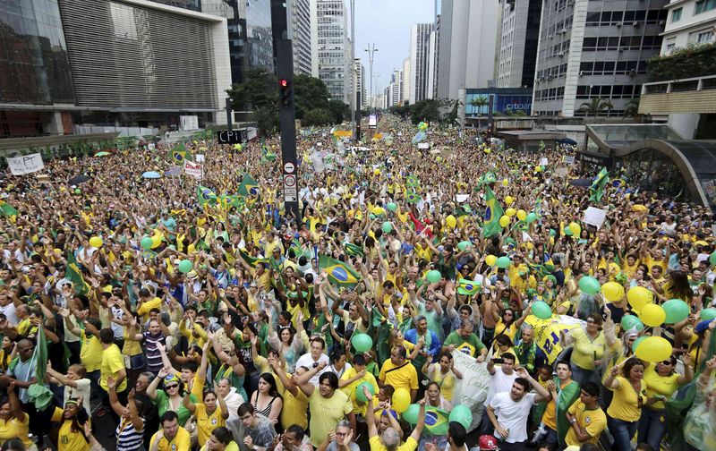 © Reuters. Manifestantes contrários ao governo da presidente Dilma Rousseff na Avenida Paulista, em São Paulo