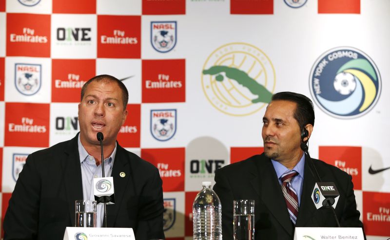 © Reuters. Savarese, Head Coach of the New York Cosmos and Walter Benitez, Head Coach of the Cuban national team attend a news conference in New York