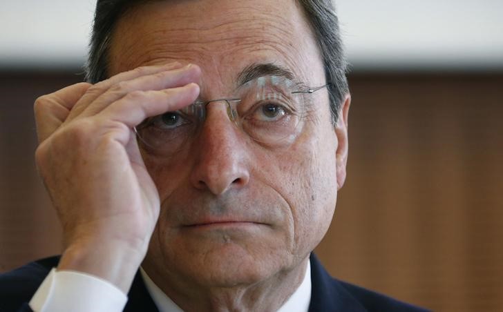 © Reuters. European Central Bank (ECB) President Draghi adjusts his glasses during the IMFS Conference 2015 in Frankfurt