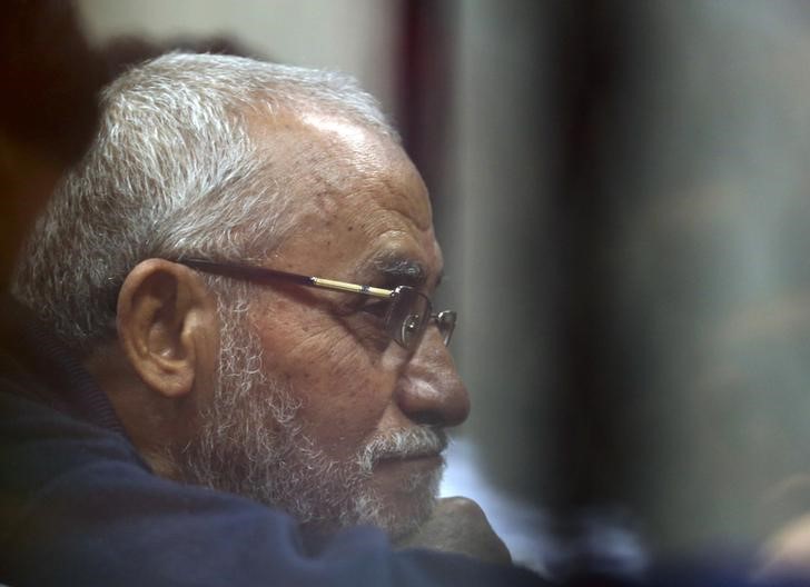 © Reuters. Muslim Brotherhood's Supreme Guide Mohamed Badie listens to lawyers during his trial with ousted Egyptian President Mohamed Mursi and other leaders of the brotherhood at a court on the outskirts of Cairo