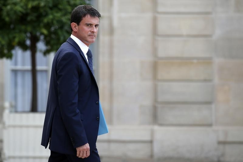 © Reuters. MANUEL VALLS RESTE SUR SA LIGNE