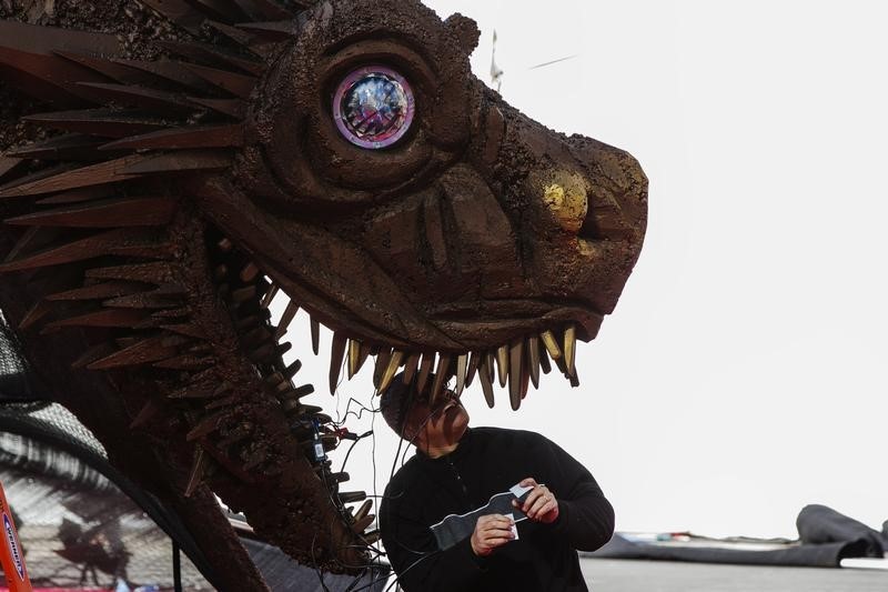 © Reuters. A worker prepares a dragon statue before the season four premiere of the HBO series "Game of Thrones" in New York