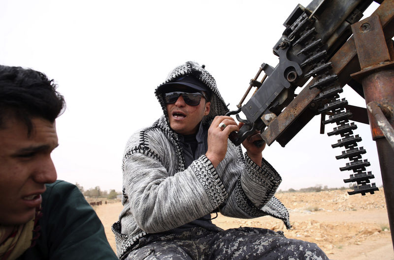 © Reuters. Combatente do grupo Amanhecer Líbio segura arma perto de Sirte