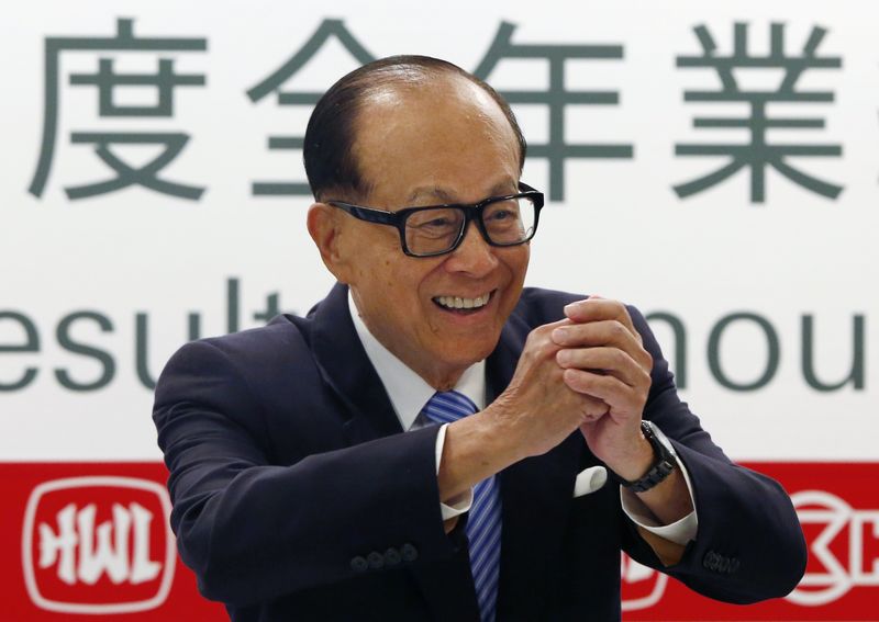 © Reuters. Hutchison Whampoa Ltd and Cheung Kong Holdings Chairman Li Ka-shing shares a Chinese New Year greeting to journalists in Hong Kong