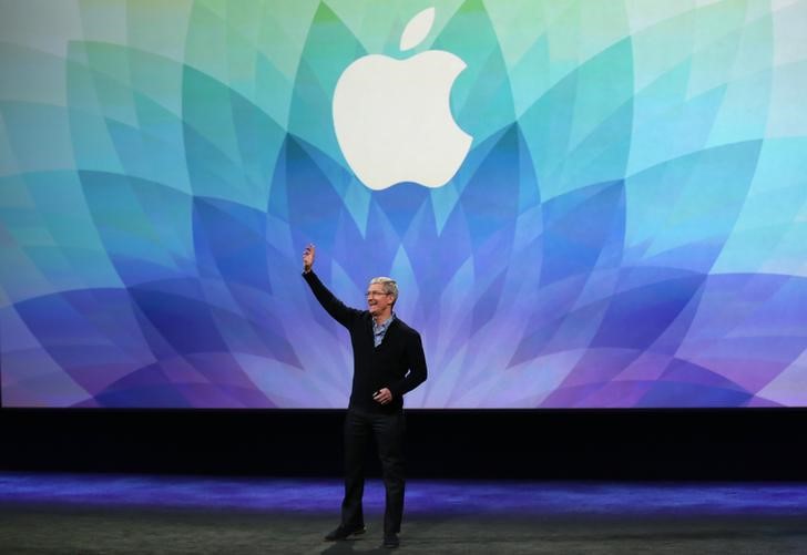 © Reuters. Apple CEO Tim Cook speaks during an Apple event in San Francisco