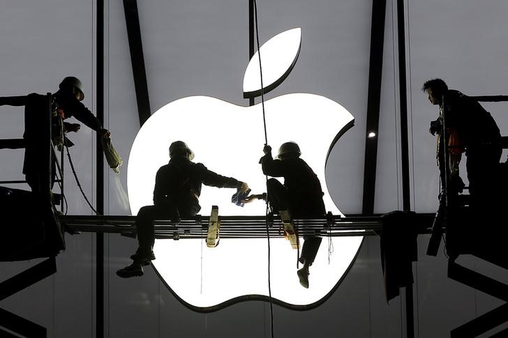 © Reuters. Workers prepare for the opening of an Apple store in Hangzhou