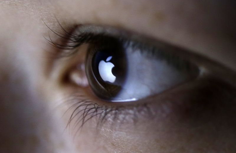 © Reuters. Picture illustration shows Apple Inc's logo reflected in a person's eye, in central Bosnian town of Zenica