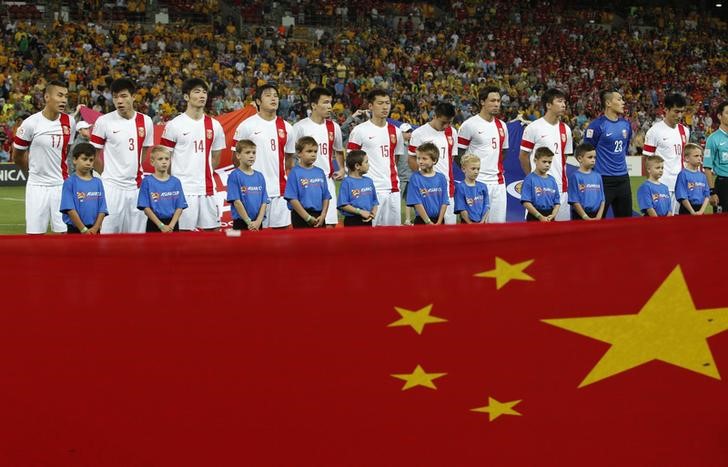 © Reuters. China players line up before the Asian Cup quarter-final soccer match between China and Australia at the Brisbane Stadium in Brisbane