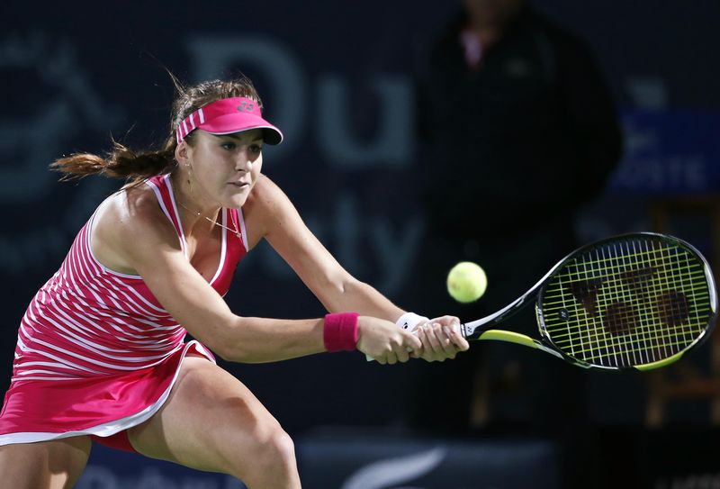 © Reuters. Belinda Bencic of Switzerland returns the ball to Venus Williams of the U.S. during their women's singles tennis match at the WTA Dubai Tennis Championships