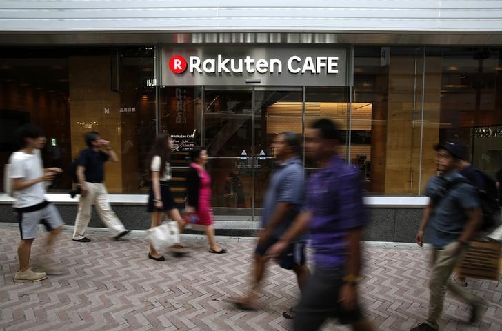 © Reuters. Pedestrians walk past a Rakuten Cafe at a shopping district in Tokyo