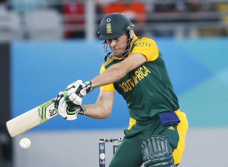 © Reuters. South Africa's AB de Villiers lines up a shot against Pakistan during their Cricket World Cup match in Auckland