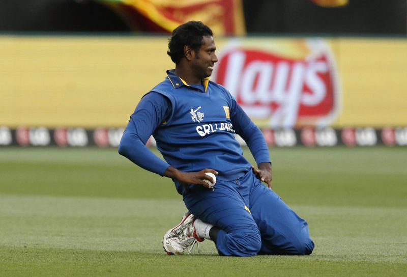 © Reuters. Sri Lanka's captain Angelo Mathews reacts after dropping a catch off Bangladesh's batsman Anamul Haque during their Cricket World Cup match at the MCG in Melbourne