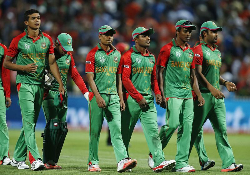 © Reuters. Bangladesh's cricketers walk off after losing during their Cricket World Cup match against New Zealand in Hamilton