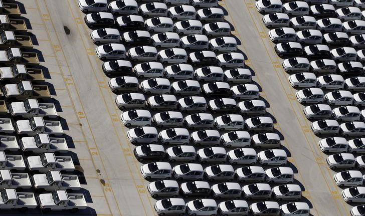 © Reuters. Lines of cars and pick-up trucks at Italy's biggest container port Gioia Tauro in the southern Italian region of Calabria