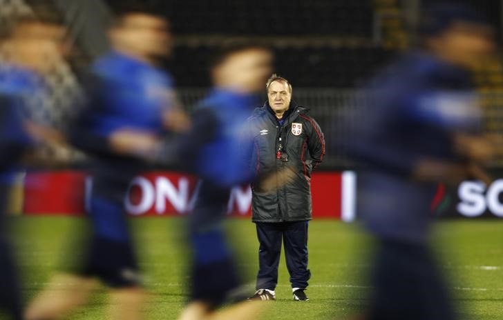 © Reuters. Dick Advocaat attends a training session at Partizan Belgrade stadium in Belgrade