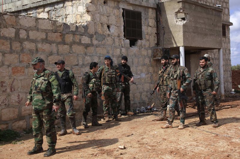 © Reuters. المرصد السوري: 6 قتلى في هجوم بغاز سام شنته القوات السورية