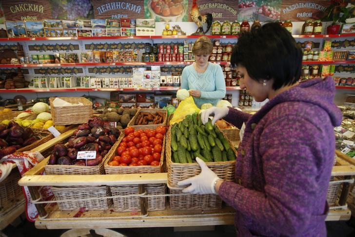 © Reuters. Employees place and sort vegetables at Crimean Farmstead, Russia's first specialized grocery which sells products from Crimea, in the Moscow suburb of Khimki
