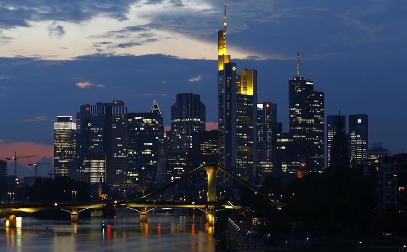 © Reuters. The skyline of the banking district is seen in Frankfurt