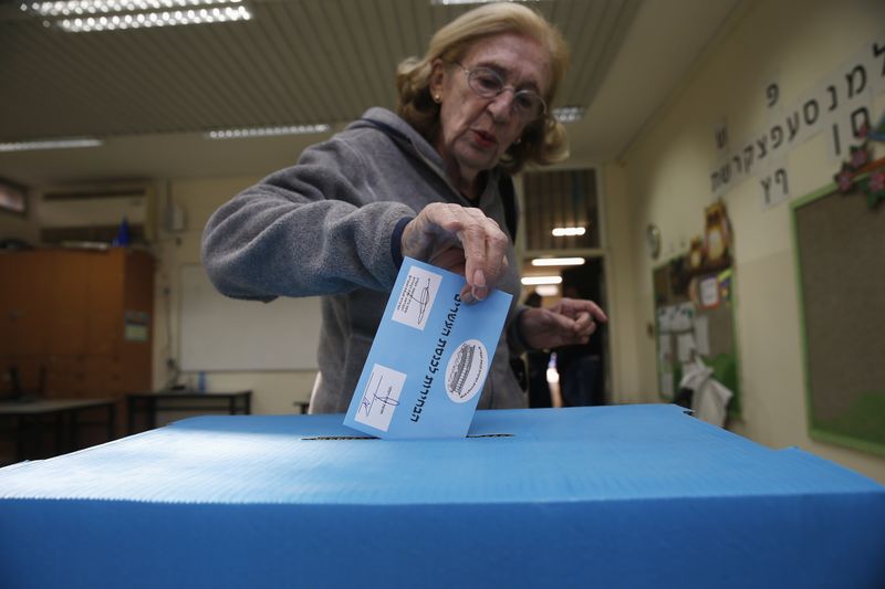 © Reuters. Eleitora israelense votando em Tel Aviv