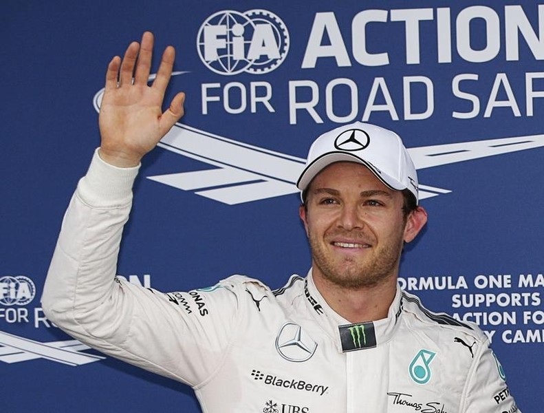 © Reuters. Mercedes Formula One driver Nico Rosberg of Germany waves during a group shot of the top three race qualifiers following the qualifying session of the Australian F1 Grand Prix at the Albert Park circuit in Melbourne