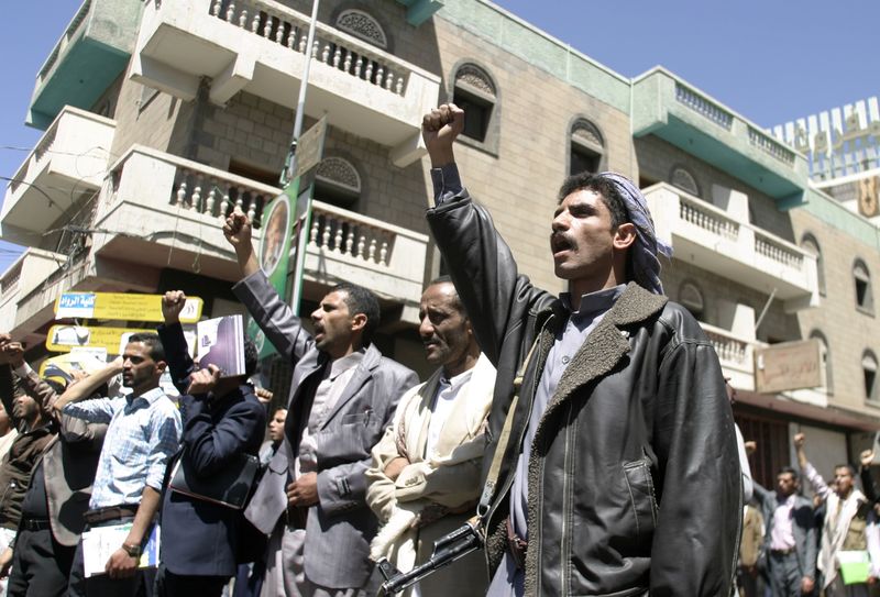 © Reuters. مصادر عسكرية: الحوثيون يقيلون قائد سلاح الجو في إطار الصراع على السلطة