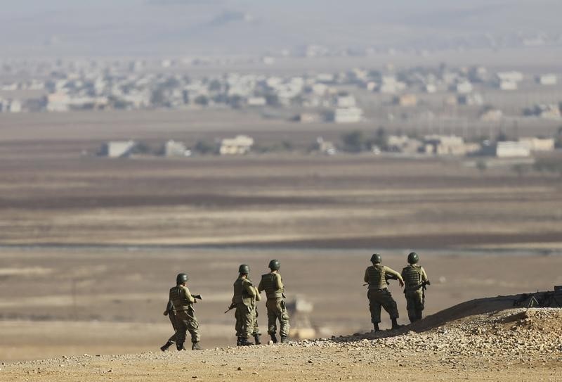 © Reuters. وكالة أنباء:جندي تركي يقتل رجلا بالرصاص قرب الحدود مع سوريا