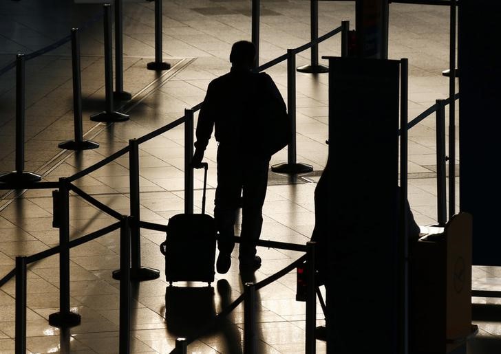 © Reuters. A flight passenger walks through an empty Lufthansa ticket counter during a strike at the Fraport airport, in Frankfurt