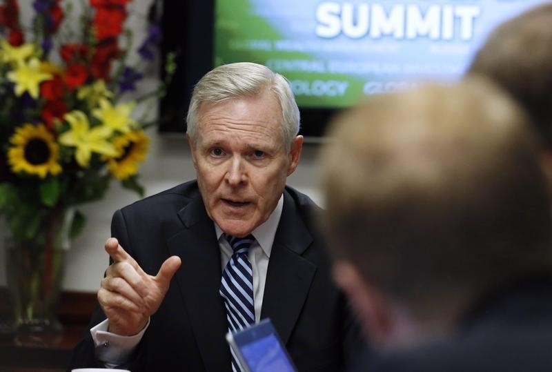 © Reuters. U.S. Navy Secretary Mabus speaks at the second day of the Reuters Aerospace and Defense Summit in Washington