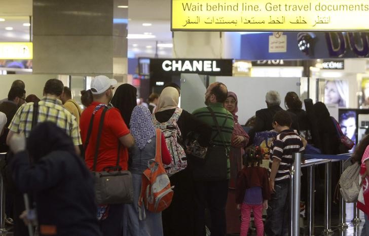 © Reuters. مصر تشدد قواعد منح التأشيرات للزائرين الأفراد
