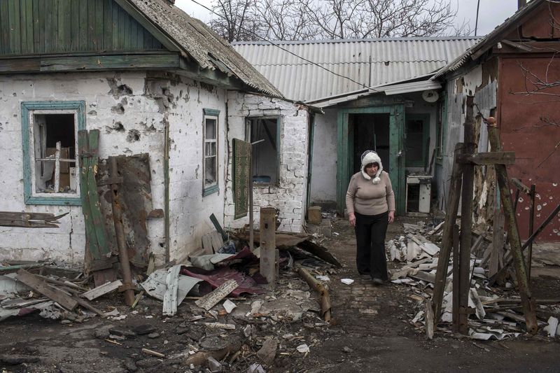 © Reuters. Mulher caminha em casas destruídas na cidade de Debaltseve, nordeste de Donetsk