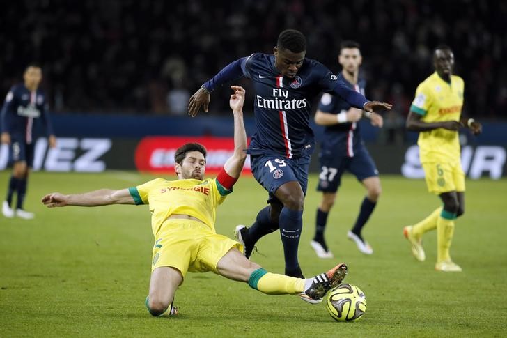 © Reuters. El defensa del PSG Serge Aurier se disculpa por insultar a un árbitro