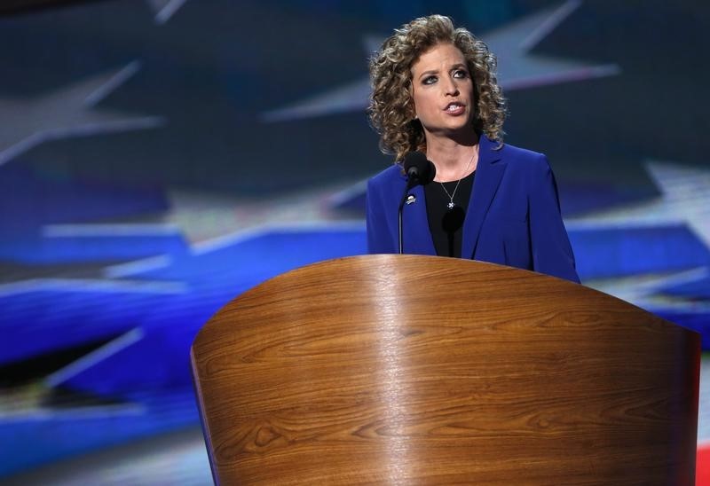 © Reuters. U.S. Rep. Wasserman Schultz addresses delegates during the final session of the Democratic National Convention in Charlotte