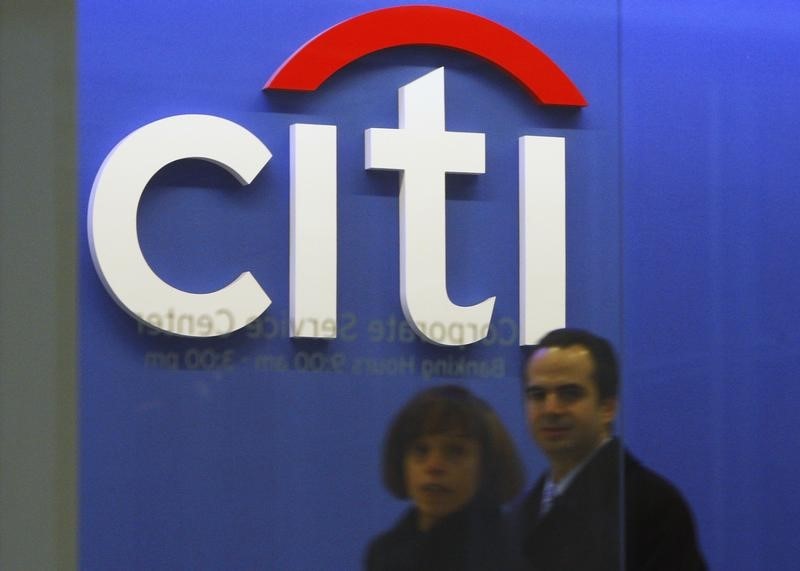 © Reuters. Employees walk through the Citigroup headquarters in New York