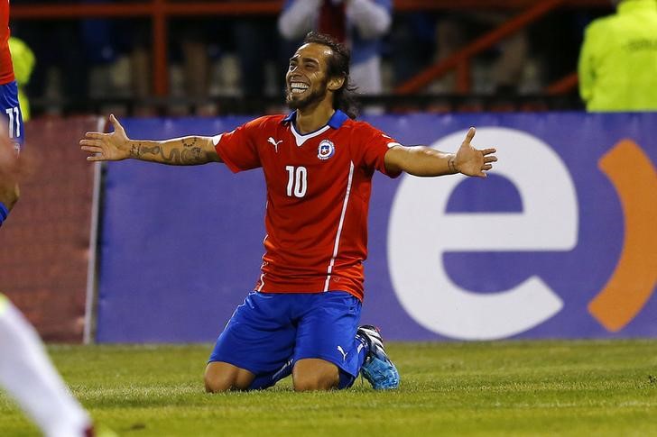 © Reuters. Valdivia, da seleção chilena, comemora gol