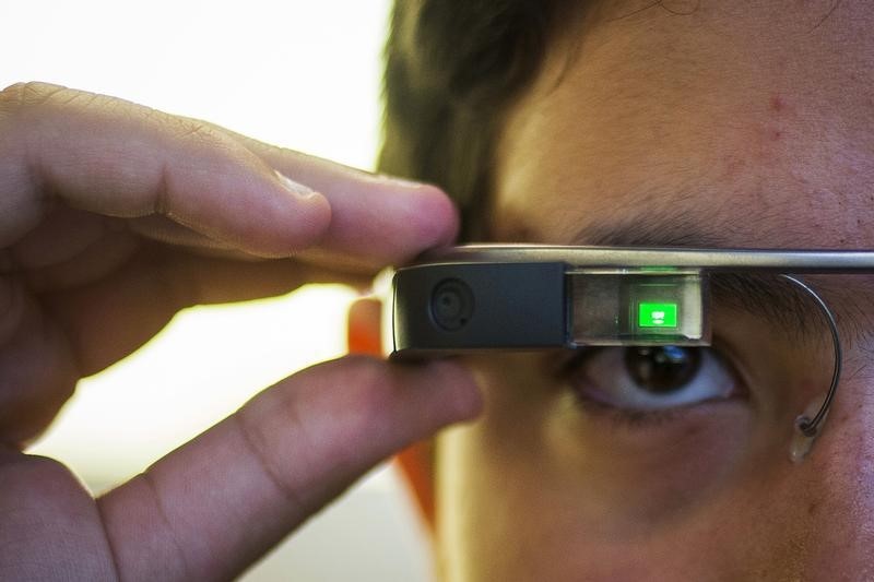 © Reuters. Tiago Amorim of Brazil, poses with a Google Glass eyewear frame in Manhattan