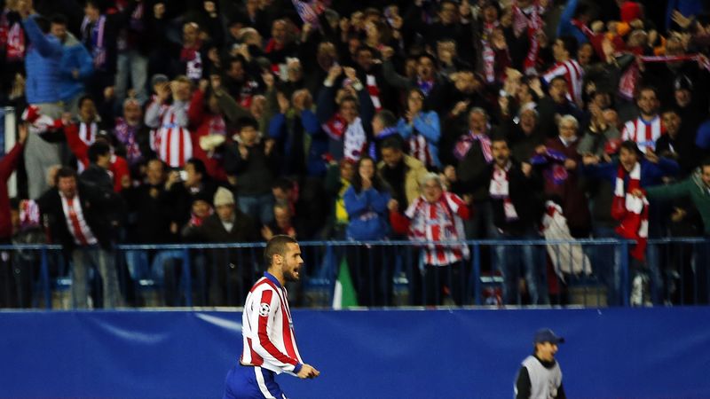 © Reuters. Mario Suarez comemora gol do Atlético de Madri contra Bayer Leverkusen