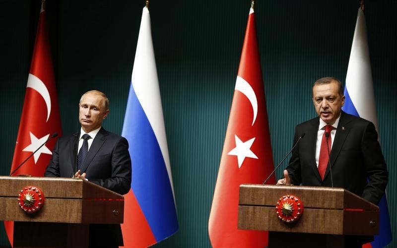 © Reuters. Russia's President Putin and Turkey's President Erdogan attend a news conference at the Presidential Palace in Ankara