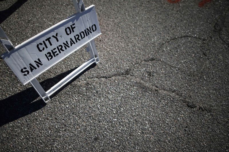 © Reuters. File photo of cracked tarmac is seen in the parking lot of a largely abandoned shopping mall in San Bernardino