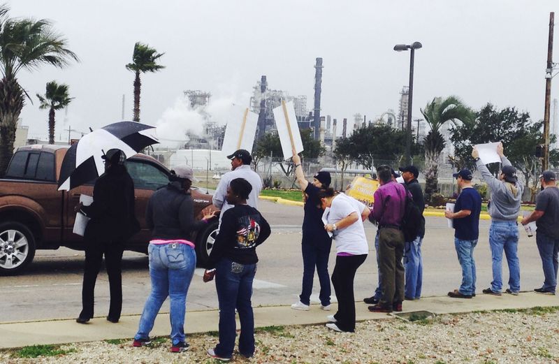 © Reuters. Workers and their supporters picket outside the Motiva Enterprises crude oil refinery in Port Arthur Texas