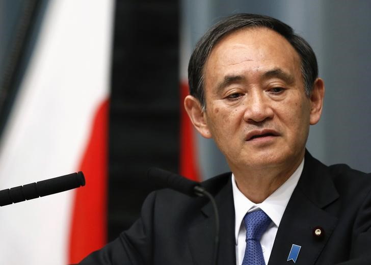 © Reuters. Japan's Chief Cabinet Secretary Suga speaks during at a news conference in Tokyo